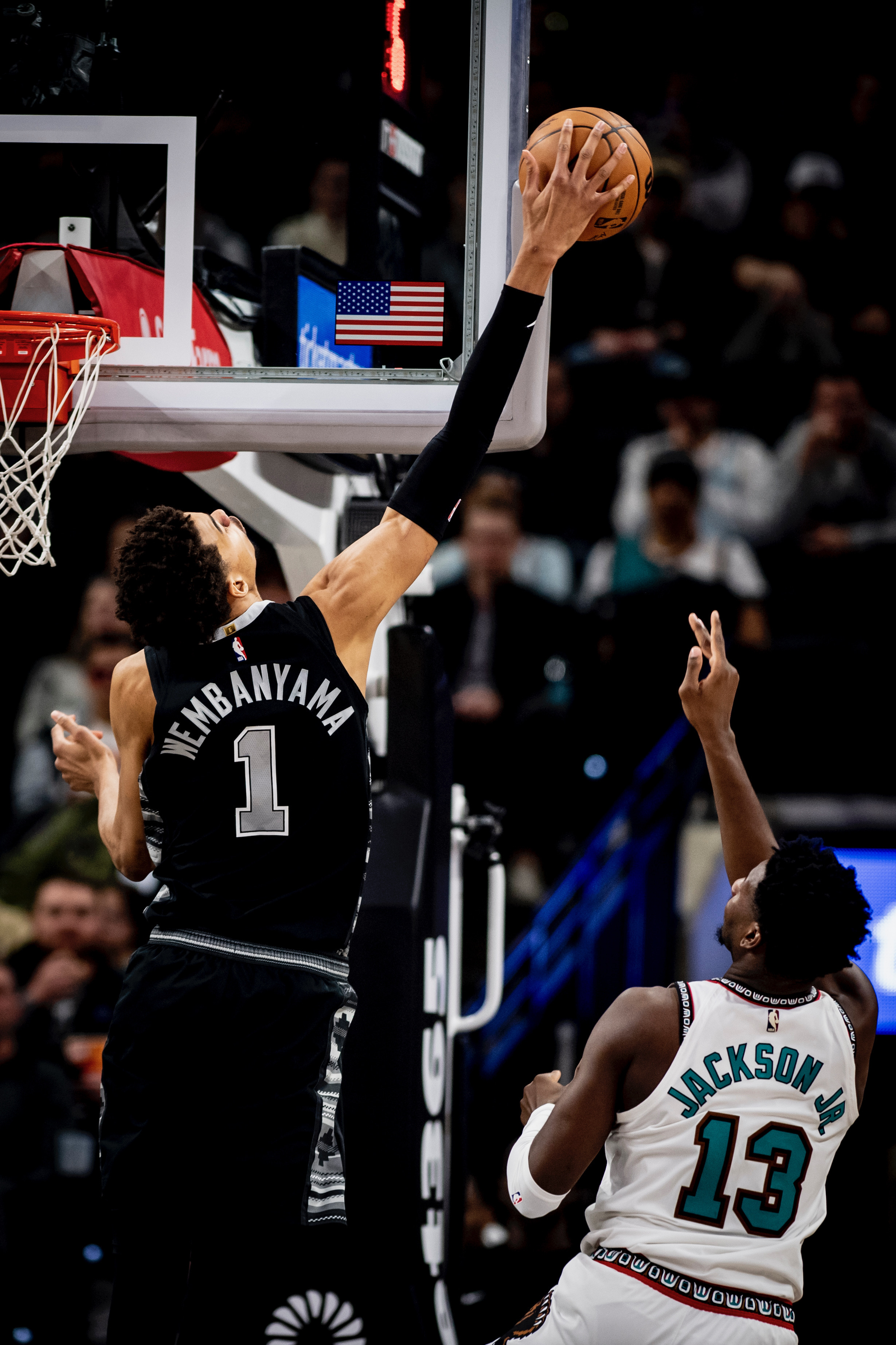 米兰体育官网-包含圣安东尼奥马刺训练开放日,赛前再遭质疑引欢呼,NBA常规赛在即,年轻球员得到机会的词条